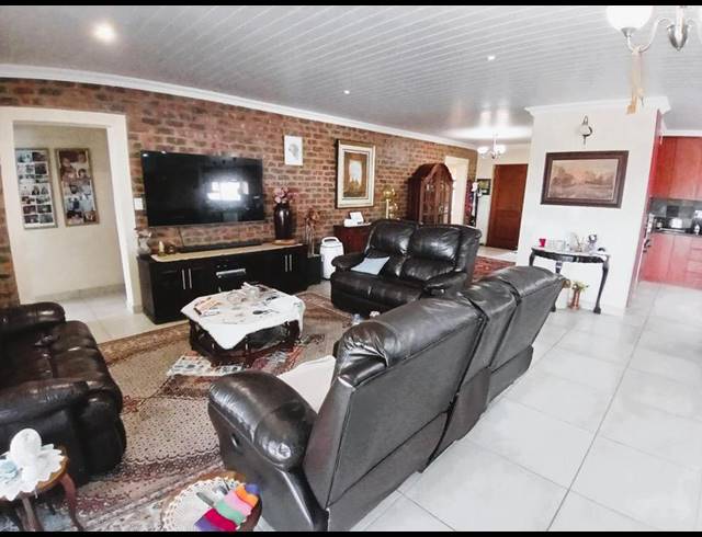 3 BEDROOM HOUSE FOR SALE IN STILBAAI-WES